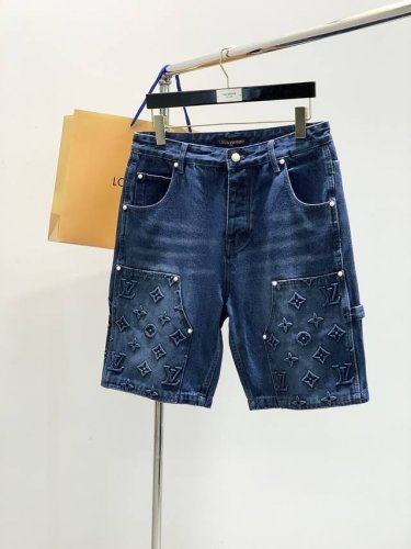 louisvuitton 路易威登，2025春夏新款，专柜同步有售，原单狠货，水洗休闲牛仔短裤，进口原版水洗弹力面料，舒适有弹性，顶级浮雕工艺字母图案Logo，