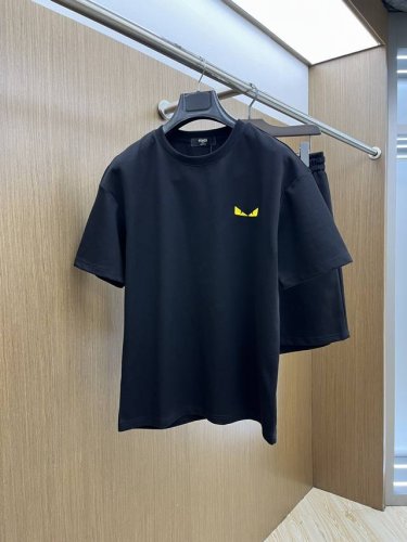 爆款 套 Fd高端定制 2025春夏新款首发专柜最新款短袖短裤休闲套装 高端订制 设计前卫时尚！品牌Logo重工艺设计 高端定制纯棉面料.手感柔软.穿着舒适.专