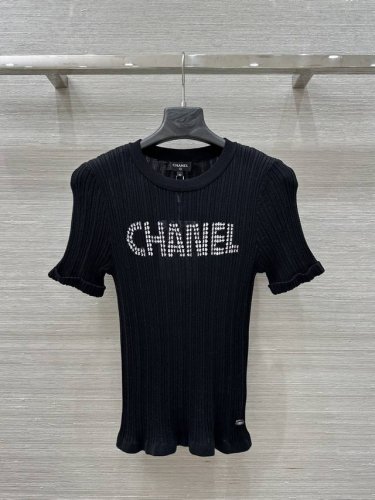 独家首发爆单推荐 Coco女孩穿搭，25春夏新品！本季最火单品！经典立体波点字母钩花针织短袖上衣！白富美必入神器！万能百搭修身版型超显瘦！原版定制五金，泡泡纱工