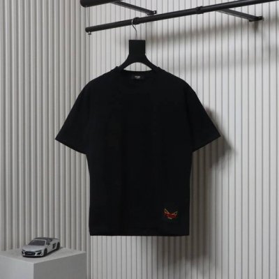 Fendi 芬迪 25Ss 下摆标签短袖T恤面料采用定制240G 26支特滑双股精棉平纹高密无尘全棉布料 前幅高密度加厚 走线平整 代工品质 全套定制辅料 尺码
