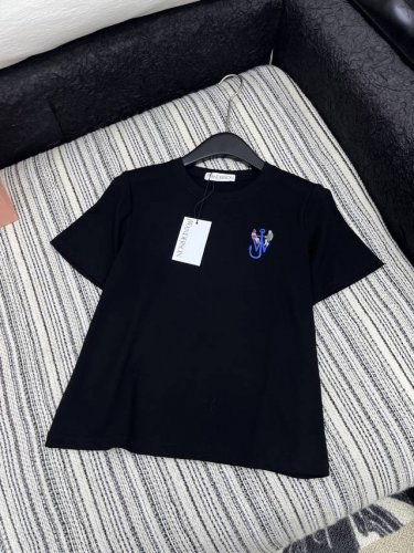 爆款现货 原单品质 Jw*｜25新品刺绣短袖T恤 精致版型上身巨显瘦！ 精致刺绣工艺 低调奢华！ 时髦精必备单品解锁所有穿搭！ 认准我家品质！时髦又高级 经典版