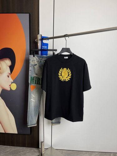 巴宝莉2025夏季新品短袖T恤，一比一原版刺绣.三标齐 ！简约百搭款。纯棉面料.穿着透气舒适！黑白两色 微阔版型.男女同款！码数：M-Xxl M码可以穿到140