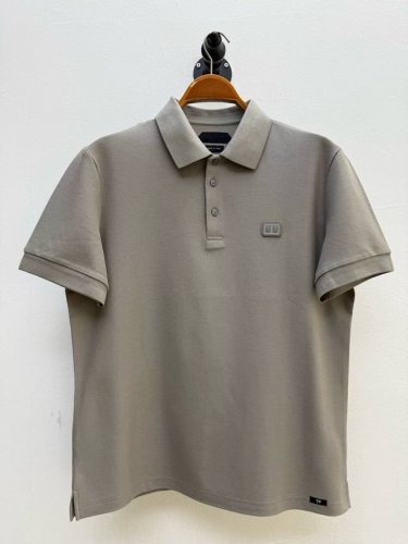 tf 经典徽标装饰polo衫 代工厂p出品 春夏系列 胸口采用同色系 哑光工艺呈现品牌极简徽标 避免浮夸却暗藏玄机 下摆处的 Tf 字母织带 点明品牌身份的同时
