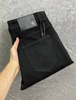 支持年后退换。 P220 巴宝莉 年秋季新款原单牛仔裤！意大利奢侈品男士蓝色牛仔裤 选用进口水洗丹宁布 精致的专柜五金，上等真皮皮牌 一流洗水工艺 Ykk大牌专