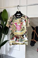 Lv 2025Ss蛇年贺岁款春夏精品印花短袖T恤 官网同步 高端品质 定制顶级丝光棉面料，顶级大厂1:1制作，时尚大牌重工艺Logo设计，手感柔软细腻 穿着亲肤