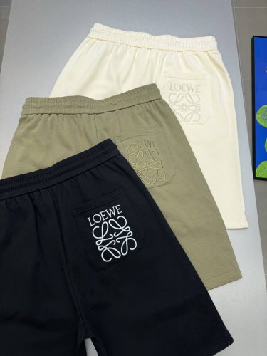 230 loew*E罗意-威25S夏季情侣短裤五分裤.....当季超级最新.好看实穿 搭配！口袋下方罗意威订制皮牌.后兜位字母Logo绣花工艺真心不错.裤身采用