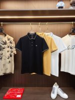 p220 D&G 2025 夏季新款男士翻领Polo衫，解锁意式优雅。领口设计是整件短袖的点睛之笔，简约线条勾勒出利落造型，标志性品牌Logo以精致的刺绣工艺呈