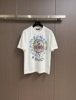 Fendi 字母Logo涂鸦短袖T恤,采用纯棉面料 柔软细腻 男人的衣柜都少不了短袖 潮男必备 衣服设计非常的简洁 ，版型一流 很是低调的设计 亲们赶紧入手！尺