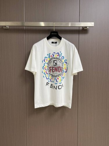 Fendi 字母Logo涂鸦短袖T恤,采用纯棉面料 柔软细腻 男人的衣柜都少不了短袖 潮男必备 衣服设计非常的简洁 ，版型一流 很是低调的设计 亲们赶紧入手！尺