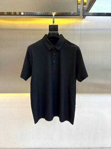 Descente迪桑特、25Fw新品高尔夫pro男短袖polo。经典男式短袖polo衫。使用意大利进口驻地六孔网眼面料，整挺括，抗皱，同时具备良好的拉伸回弹性能
