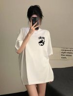 Stussy 斯图西短袖半袖T恤 采用260G双纱100%新疆精梳纯棉面料 采用过肩拉条工艺，百洗不变形！ -采用高端印花，百洗不开裂！ 宽松版型，上身舒适，柔
