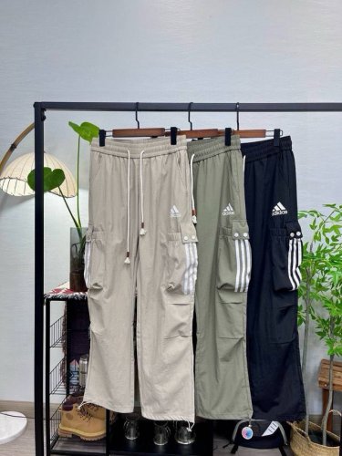 阿迪达斯工装风休闲长裤 阿迪达斯Adidas工装风休闲长裤直筒裤束脚裤卫裤运动裤，一裤两穿，可直筒可束脚，高街潮流痞帅风 版型优秀 能衬托腿型 保持舒适的亲肤感