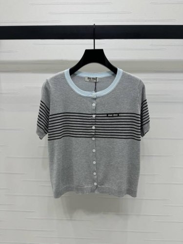 上新原单高端品质 Miumi*2025春夏最新系列 条纹针织短袖开衫 定制羊毛纱线织造 柔软亲肤 舒适有型 圆领短袖开衫版型 领口恰当露肤 美化头肩比例更显瘦