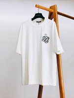 louisvuitton 路易威登 2025Ss春夏新品 以经典色调诠释奢华态度。甄选优质面料，触感柔软且穿着舒适，透气吸汗，打造自在体验。 正面别致的Lv标识