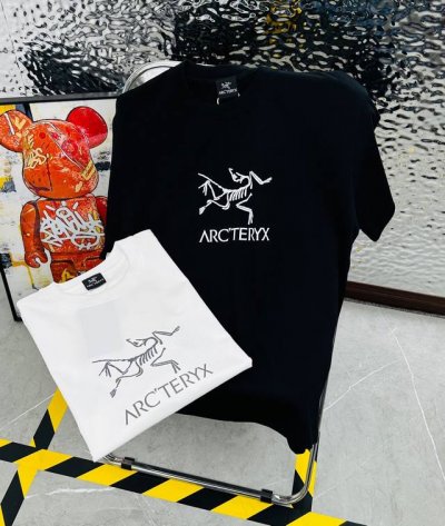 鸟 Arc‘Teryx 始祖鸟25夏季新款印花休闲宽松情侣款 短袖T恤D968 细节:版本一比一复刻，吊牌 领标 水洗。 面料：采用40织双纱320克面料，原版
