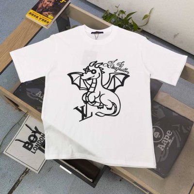 上新 款号：Dg25643 2025新款Louis Vuitton路易威登Lv小神龙图案Logo字母印花休闲情侣短袖T恤，经典图案设计，朋克不羁！！采用250G
