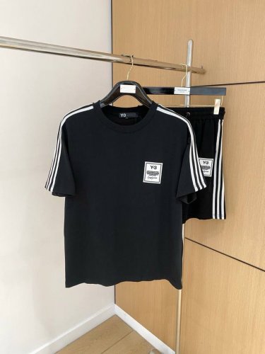 直 品牌 Y-3 2025圆领短袖短裤套装 纯棉面料上身不会闷热 爽滑舒适的亲肤效果更加透气 面料自带肌理感 经典徽标工艺 独有的角度全新演绎 时尚百搭首选 码