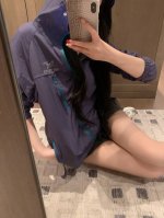 上新 ’ 始祖鸟紫拼冲锋衣外套 超耐穿也超实穿的款式 盲如不亏的款！ 每次季节过渡都能把它拿出来！男女同款 可当防晒～ 颜色：紫色 尺码： 见尾图