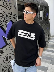 马吉拉 新款字母印花双层重工短袖T桖 字母图案不管是T桖还是卫衣都是每年的爆款单品 前幅大面积印花采用大康丽数码印花机直喷 成本极高 经过多次的调试打版图案色差