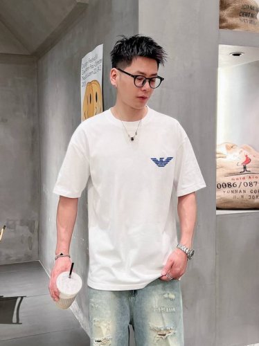 阿家 2025春夏新款首发专柜最新款短袖圆领T恤 高端订制 设计前卫时尚 品牌Logo重工艺设计 高端定制面料.手感柔软.穿着舒适.专柜级别精致车线.做工精细.