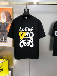 罗意威 2025春夏新款首发专柜最新款短袖圆领T恤 高端订制 设计前卫时尚！品牌Logo重工艺设计 高端定制丝光云朵棉面料.手感柔软.穿着舒适.专柜级别精致车线