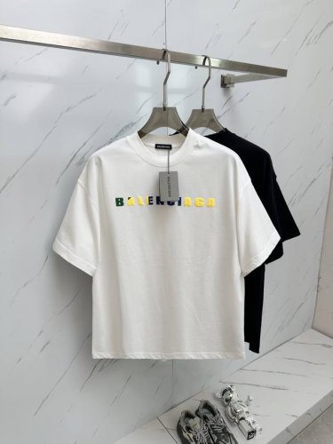 Bal 2025 圆领短袖T恤打底衫 元素性的Logo徽章凸显休闲时尚魅力,依然独领时尚风骚.内搭好伴侣 客供高支弹力针织100%液氨空气层面料,平整匀称的针织