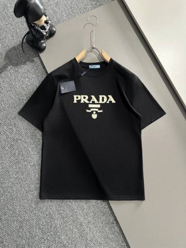 P200 Prada 普拉达 2025年春夏新品上新 三标齐全 丝光棉圆领短袖T恤 好货不用过多介绍 看细节 专柜码数：M-Xxxl 175 140建议L