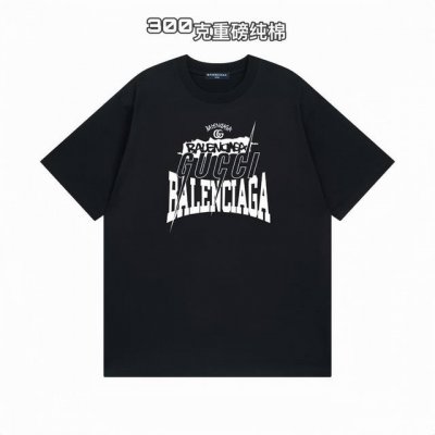 巴黎世家Balenciaga 联名古驰个性字母印花短袖百搭T恤短袖情侣款 面料：重磅双纱300G纯棉新疆长绒棉越洗越有质感穿上去不松垮不起球不掉色。 克重：绝对