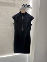 Louis Vuitto*2025新品上架 拉链花边立领连衣裙 定制Yb进口醋酸材质 质感光泽 垂顺舒适 花边立领短袖连衣裙剪裁 皮扣拉链开衩设计 随意调节便利