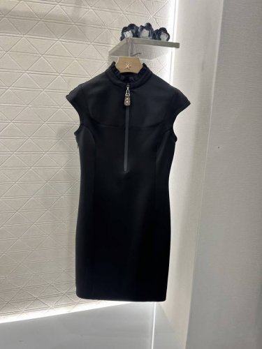 Louis Vuitto*2025新品上架 拉链花边立领连衣裙 定制Yb进口醋酸材质 质感光泽 垂顺舒适 花边立领短袖连衣裙剪裁 皮扣拉链开衩设计 随意调节便利