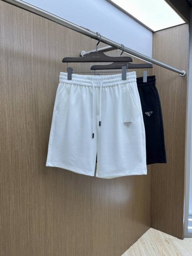 pd 2540春夏新款男士休闲短裤 高端货简洁时尚大方 定制原版进口面料 简洁利落又清爽 品质做工细节经得起任何形式检验简约大方百搭款 上身优雅帅气，焕然一新的