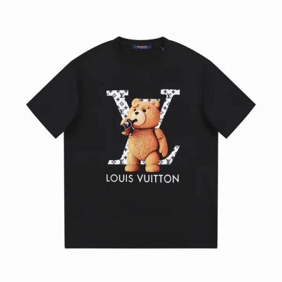 Lv 驴家25Ss春夏新款T上货！Lv卡通小熊压花图案设计 后幅标志性反向标签 纯棉面料 高品质 男女同款超级百搭 颜色:黑色 白色 尺寸: Xs S M L