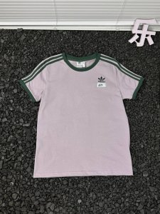 Adidas Originals 阿迪达斯三叶草休闲圆领条纹套头运动短袖T恤女款 时尚弄潮儿们，衣柜里怎能少了这件Adidas Originals阿迪达斯三叶草