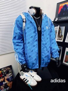 上新 Adidas阿迪达斯三叶草爆款防晒连帽外套 男女同款 穿在身上没有感觉，好像和身体融为一体，超轻薄透气，防晒衣的主要作用是防治 防晒衣太阳紫外线的直接照射