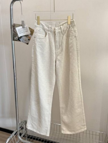 品名：1V高级感刺绣重工闪丝白色提花直筒牛仔裤 尺码：S.M.L 颜色：奶白 定制提花面料，酵洗手感极软，上身很舒服～好温柔的一条裤纸，上身绝对王炸，营造利落大