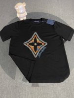顶级版本 区别通货 25Ss Lv路易威登四叶草烫钻针织短袖 Yb购入打版 采用定制32支精梳棉双纱面料 同缸1*1索拉纳罗纹 面料酵洗 胸前四叶草烫钻图案点缀