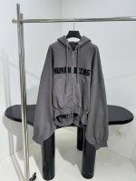 新品L Fashion大版型帽兜卫衣 定制定染复古平纹针织面料 大版剪裁 前短后长设计 正面饰以Fashion艺术作品刺绣 复古磨边效果 做旧和水洗褪色效果 中