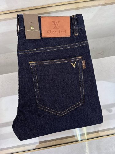 lv 2025夏新款上市，高品质爆款牛仔裤超级定制款，G网同款经典Logo，修身带弹力，上身舒适亲肤，版型超赞细节做工无可挑剔！简欧风格，轻奢高档，！码数：29