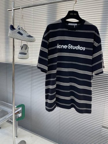 acne Studio 25Ss新款条纹短袖T恤 面料选用优质精密平纹棉质，摸起来超级舒服穿上身超级透气，早春必备单品。 条纹图案超级吸睛，让人一眼爱上 时髦感