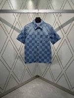 驴家 25Ss新款短袖衬衫以 Damier 提花与种子图案烘托轻盈质感，为细腻青年布织入 Marque L.Vuitton DéposéE 标识，令工装廓形展露