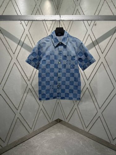 驴家 25Ss新款短袖衬衫以 Damier 提花与种子图案烘托轻盈质感，为细腻青年布织入 Marque L.Vuitton DéposéE 标识，令工装廓形展露