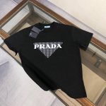 prada 普拉达 24最新款情侣款短袖T恤～顶级印花Logo设计～面料上身舒适透气，不僵硬，修身的剪裁，采用高定定制纯棉面料！上身舒适有型，内搭单穿都完全没问