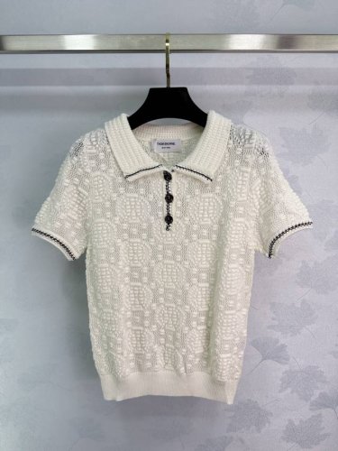 thom Brown* 2025春夏最新系列！针织翻领短袖！定制羊毛纱线织造 透气舒适 弹力好穿 针织翻领半开襟上衣剪裁 通体利用钩针肌理交织 勾勒出圆形凹凸纹