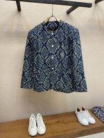 lv 新款夹克取材 25春夏秀场的 Snakoflage 丹宁布，将 Pharrell Williams 笔下的 Damoflage 图案化为像素效果蛇纹提花。