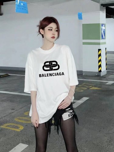 Balenciaga巴黎世家大锁扣短袖半袖T恤 采用230G双纱100%精梳纯棉面料 螺纹定织定染无色差！采用过肩拉条工艺，百洗不变形！ -采用高端印花，百洗不