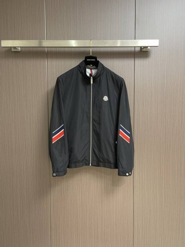moncler 秋冬新品休闲夹克外套，订色订染面料，百前胸标志性仔章，双袖订制撞色罗纹织带拼接捆边条，前中轨道牙拉链，拉链头、拉链片标志性Logo，细节还原高达