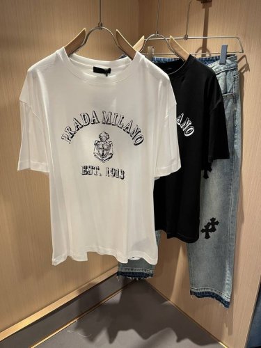 prad*A普*达2025春夏新款短袖T恤，最新款全网独家首上！！~既经典有时尚百搭，谁不爱啊，将经典再次展现，非常的耐看，自带低奢光环与辨识度！Pr*Da传统