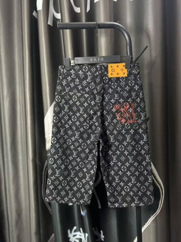 oc-782 Lv路易威登 牛仔裤 修身剪裁 面料带弹力 重洗水 颜色超正 后口袋钢印水印图案 颜色：图片色 码数：M-Xxl