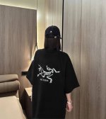 上新 始祖鸟 Arc'teryx情侣款短袖T 宽松版型 采用顶级230克凯迪纯棉爽滑面料 无敌质感 高端面料无任何缺点 肩部过肩领条领口二本针加固 机洗不变形