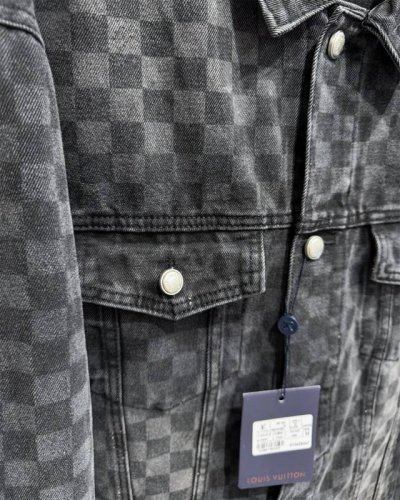 款号-Mx013 细节图 Louis Vuitton 路易 威登 25Ss 棋盘格水洗渐变牛仔外套 这款Lv牛仔外套，面料采用定制棋盘牛仔提花色织面料，经过定型